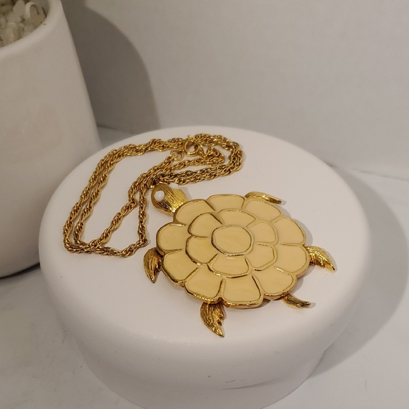 Unbranded Jewelry - Gold Floral Pendant Necklace
